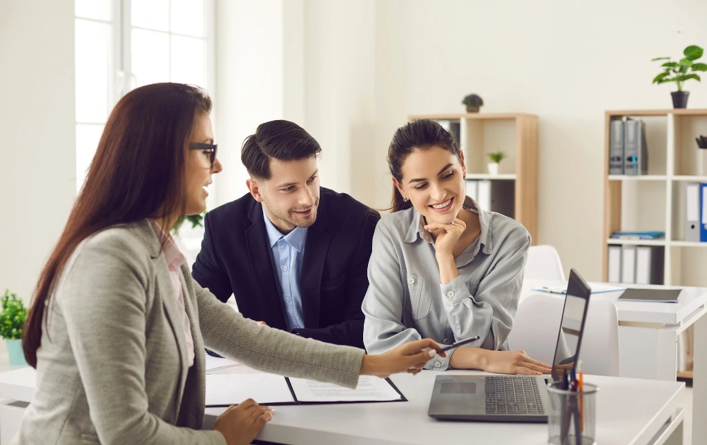 meeting-with-real-estate-agent